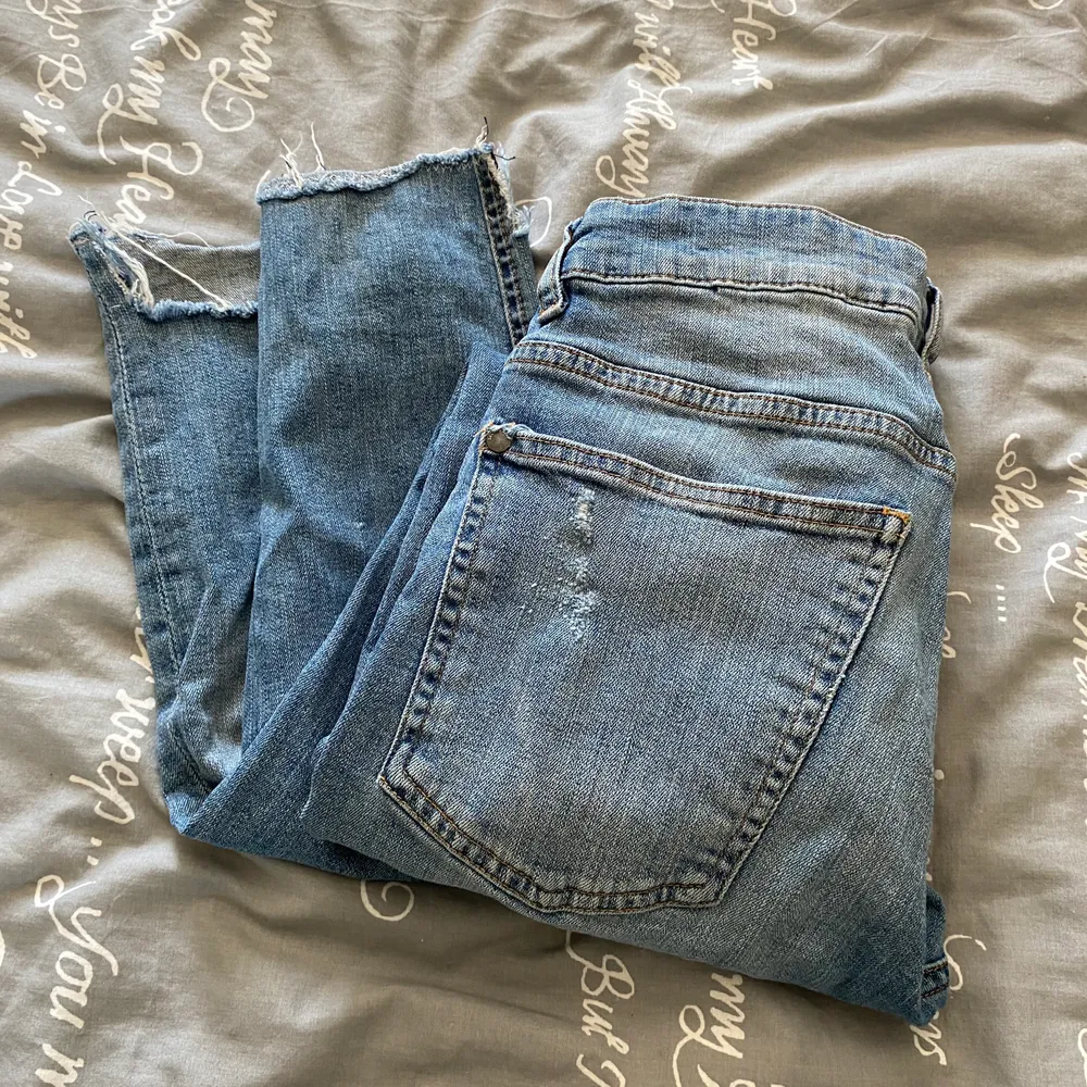 Jeans från h&m, från herravdelningen men funkar till tjej också såklart! Fint skick! Frakt 63kr. Jeans & Byxor.