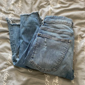 Jeans - Jeans från h&m, från herravdelningen men funkar till tjej också såklart! Fint skick! Frakt 63kr