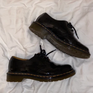 Dr Martens Låga Lack Knappast Använda - Använde dom lite förra året men har bytt stil och känner att någon behöver dom mer en jag. Dessa är i lack vilket är lite svårare att få tag på en dom vanliga matta. Jätte fin lack som glänser och ser nästan orörda. I storlek 38. Frakt ingår i priset.
