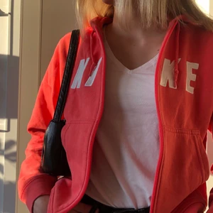 Nike hoddie  - I princip oanvänd korallfärgad hoodie från Nike! Superskön och snygg, passar mig perfekt som har strl S. Säljes pga kommer tyvärr inte till användning 😗😗 just nu är det många intresserade så buda i kommentarerna från 150kr! Avslutas tisdag 11/8 kl 21:00💕