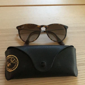 Rayban Erika RB 4171 865/13  - Rayban Erika RB 4171 865/13 i nyskick. Kan mötas upp i Jönköping, annars står köparen för frakten. Nypris 1299kr. 