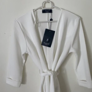 Vit blazer från sisterS point  - Helt oanvänd blazer 150kr eller bud. Frakt tillkommer 