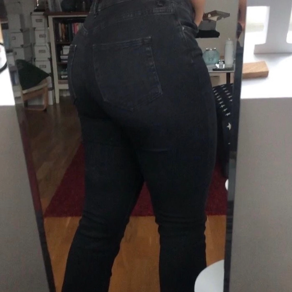 gråtvättade/svarta jeans från PIECES  - 91