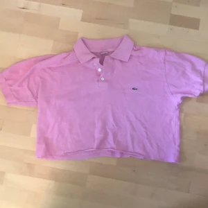 Cropped Lacoste shirt size XXL - Använd fåtal gånger, nyskick. Passar som en XL, lite tajtare i armarna. Brukar ha M och den passar lite stort på mig!