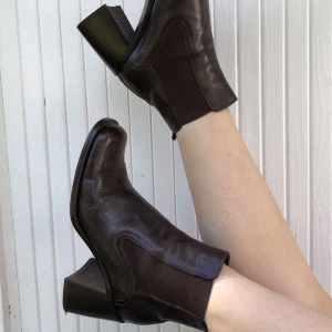 Bruna Kelian Studio boots - Jätte fina bruna boots från Kelian Studio ( Stephane Kelian ). Original priset kan variera mellan 1000 kr till 1500 kr. Storlek 38. Frakt tillkommer✨🛍