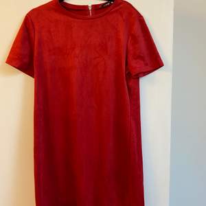 Röd klänning i mockaimitation från Zara. Frakt tillkommer