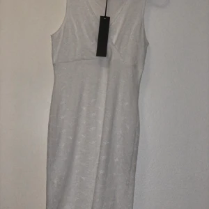 Klänning - Aldrig använd & lappen kvar! Storlek M. Frakt tillkommer på 63kr