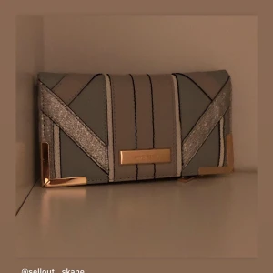 Plånbok  - Ännu en super fin plånbok som aldrig har använts 👊🏻👊🏻💓