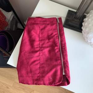 Rosa/lila kjol från h&m. Väldigt fint skick. Storlek 38. 100 kr