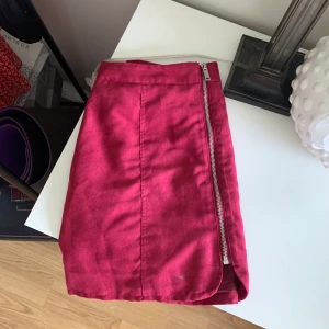 Rosa/lila kjol - Rosa/lila kjol från h&m. Väldigt fint skick. Storlek 38. 100 kr