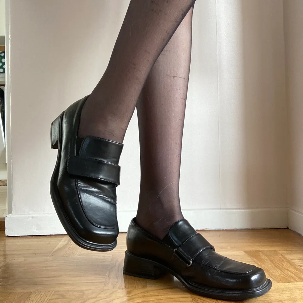 Såå snygga loafers med fyrkantig tå! Perfekta preppy skon nu i höst! 🍂 Kolla in mina andra annonser! Har flera par vintage-skor i 90s-stil för bara 150kr/paret.. Skor.