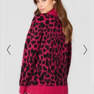 En rosa oversized Leo sweater, oanvänd från NAKD. Storlek XL men skulle också passa en mindre storlek. Köparen står för frakten, kan även mötas i Stockholm och Uppsala.