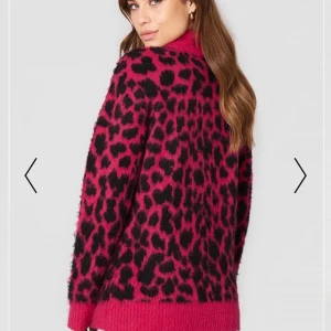 NAKD oversized Leo sweater - En rosa oversized Leo sweater, oanvänd från NAKD. Storlek XL men skulle också passa en mindre storlek. Köparen står för frakten, kan även mötas i Stockholm och Uppsala.