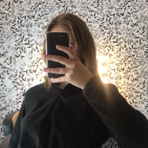 fleece tröja - en fleece svart croppad as snygg tröja med halv zipup, ifrån asos ❤️