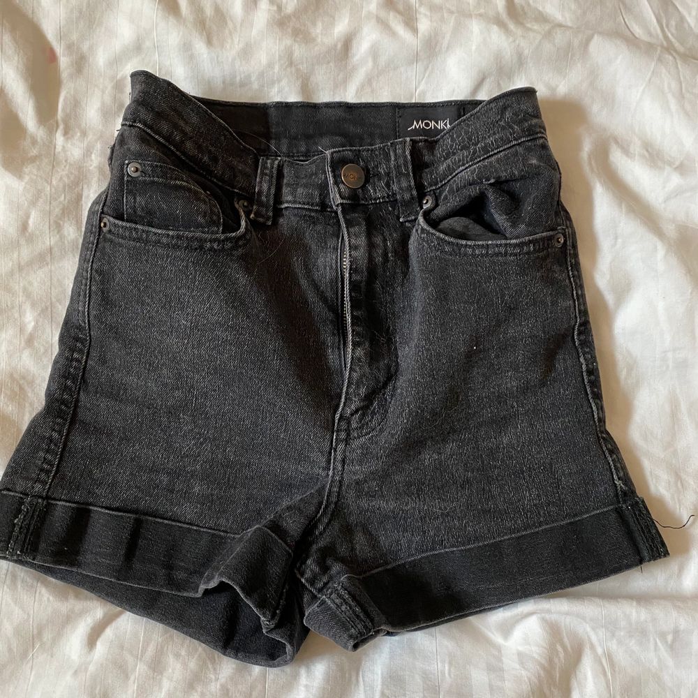 Svarta jeans shorts från Monki i strl XS 💘. Shorts.