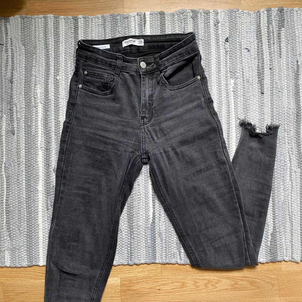 Frakt inkluderat i priset! Super magra jeans från Pull & Bear!  De har en fantastisk passform, men de passar inte längre som de brukade :( Medium waist!. Jeans & Byxor.