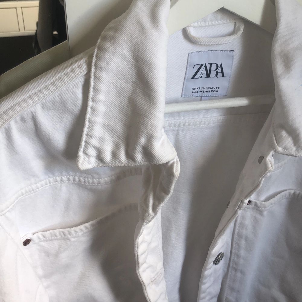 Suuuperfin jeansjacka från Zara i bra skick🌸✨ Köpt för 499 kr.. Jackor.