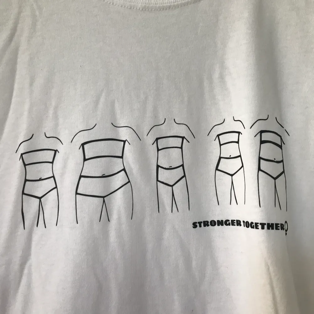 Tshirt med eget designat tryck från när jag hade uf företag. Vill bli av med dom då jag har några kvar. Superfint tryck som symboliserar att alla kvinnor är lika vackra oavsett form💕 köparen står för frakt. T-shirts.