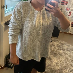 Tjocktröja (stickat) från ginatricot - Grå/vit tjocktröja från ginatricot.