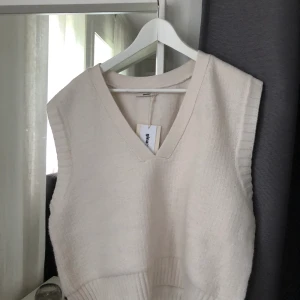 Stickad väst - Intressekoll på ginas slutsålda stickade väst. Om tillräckligt många intresserade börjar en budgivning från 250kr. Den är i storlek L. Men passar mig som är 36. 