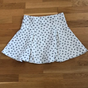 Topshop floral skirt - Topshop floral skirt, really good condition! 