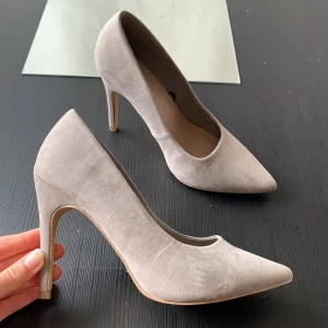 Beiga/grå klackar  - Använda inomhus endast. Säljer pga lite för små för mig! 