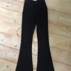 Svarta bootcut jeans från Gina i modellen ”perfect jeans”. Sparsamt använda. Köparen står för frakt