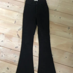 Bootcut jeans - Svarta bootcut jeans från Gina i modellen ”perfect jeans”. Sparsamt använda. Köparen står för frakt