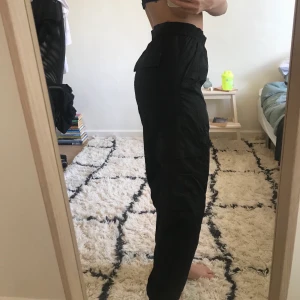 Vindbyxor weekday highwaist strl 34 - Vindbyxor som sitter högt i midjan strl 34 fickor på sidan av benet, snygga och sköna köpa för 500kr använda ett par gånger