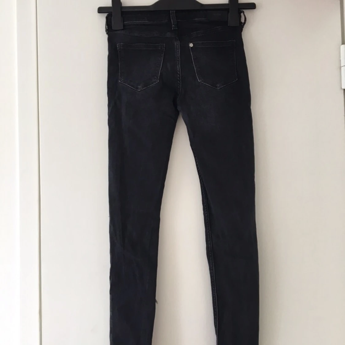 Svarta jeans med hål 🖤 - 90