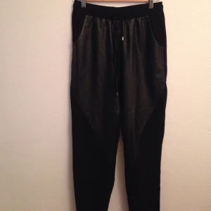  - Fina brallor med läderdetaljer! 💫

