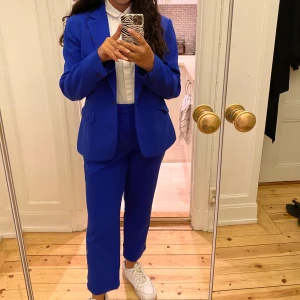 Zara bright blue suit - This suit really makes a statement!! Both items in great condition. Selling the suit together. 400kr for both. Free delivery within Stockholm, payment by swish.