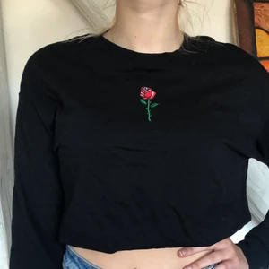 Sweatshirt med ros  - Använd fåtals gånger 