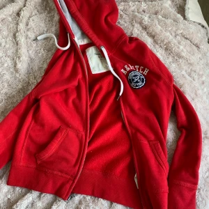 Abercrombie & Fitch luvtröja - Superfin abercrombie and fitch luvtröja storlek M, sitter dock som xs-s