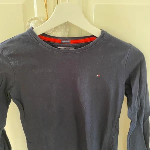 Långärmad tröja från Tommy hilfiger  - Bra skick. Använd fåtal gånger. Storlek 140 men passar mig som är 154. Nypris runt 400 kr mitt pris 50 kr. Köparen står alltid för frakten 🦋⚡️☁️