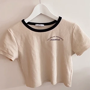Croppad T-shirt  - You at my favourite hachtag T-shirt, super söt T-shirt från zara som sitter jätte bra, och är endast testad. bud vid intresse 