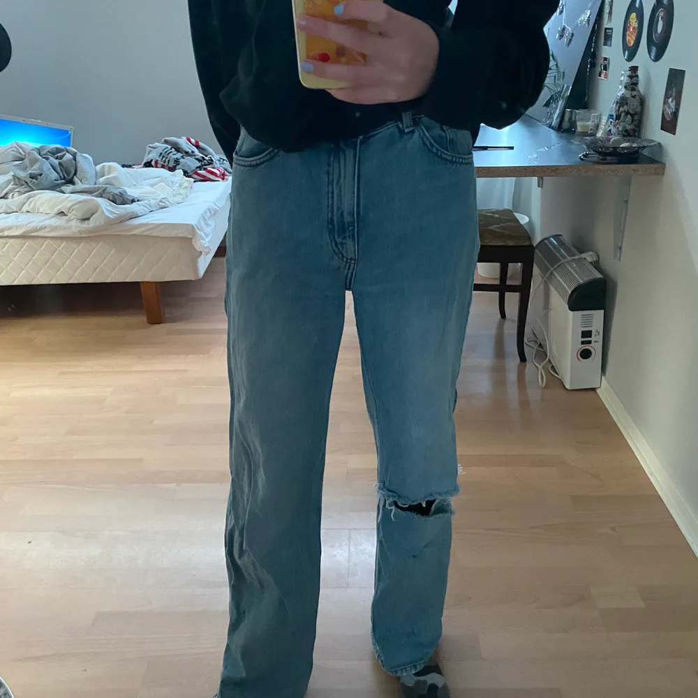 säljer dessa yoko jeans från monki! köpt här på plick men passar inte mig tyvärr! hålet är klippt av förra säljaren. (bilderna tillhör förra säljaren) . Jeans & Byxor.