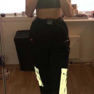 Ellesse byxor🧡 - Coola och trendiga cargobyxor från ellesse som är helt oanvända med lappen kvar. Inte min storlek. Buda om pris