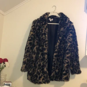 Leopard kappa - En kappa i fuskpäls från Linn Ahlborgs kollektion med NA-KD