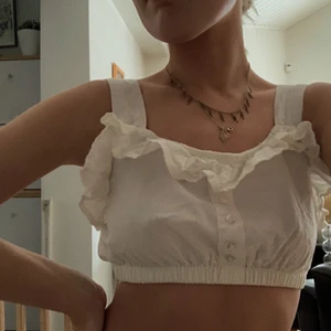 Söt topp! - Jättesöt topp som jag säljer! Används alldeles för lite (tror jag bärt den 1 gång). Perfekt till sommaren! Köparen står för frakt <3