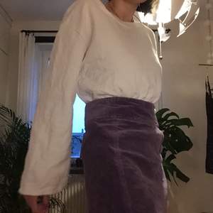 Jättefin Manchester kjol i lila. Köpt på monki och inte anständig jätte många gånger. 