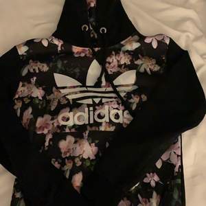 Svart/blommig Adidas hoodie med luva och ficka, endast använd några gånger, nyskick, storlek XS-S, 100kr