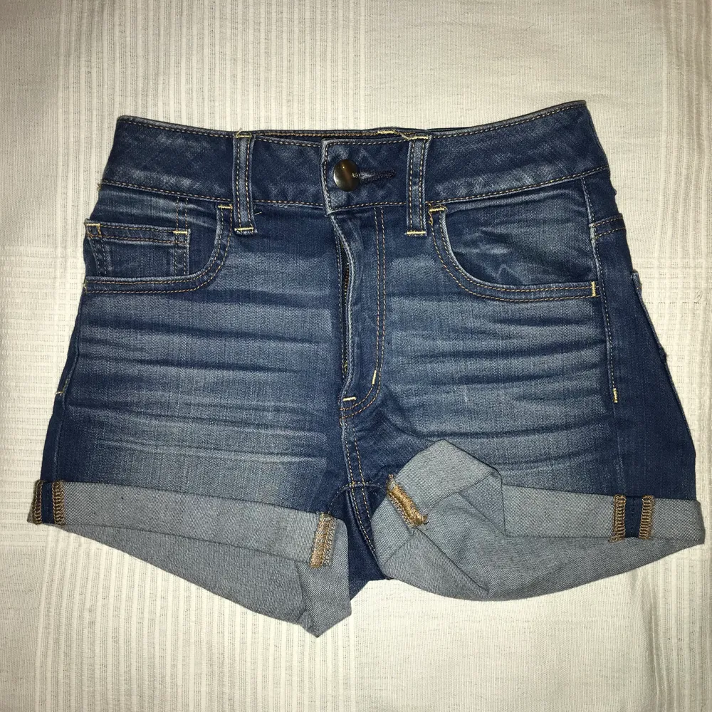 Blåa jeansshorts från American Eagle, strl XS. Inköpta i New York och endast använda en gång. Köpare står för frakt. Shorts.