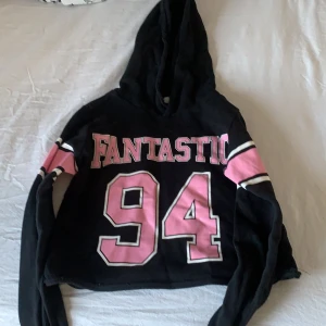 Hoodie / magtröja! Strl xs-s - Säljer denna tröja för att jag aldrig använder den! Den är från hm! Står ej för frakten! Pris: 100 😃❤️