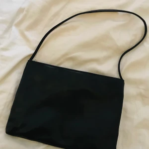 Svart Shoulder Bag  - Svart, fake skin väska, kortare axelrem, lite större, ungefär 30 cm x 20 cm. Bra kvalite, nästan inte använd. Bor ni i Göteborg och kan mötas upp kan pris diskuteras, annars 100kr inklusive frakten 