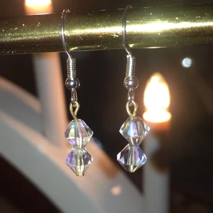 Shimmrande diamant örhängen - Diamond dream. Allt tvättas och spritas och göra nogrant innan de skickas iväg. Super fina nickelsäkra örhängen ✨😌💘endast 20kr+12kr i frakt 🤝rabbat vid snabbt köp