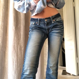 True religion jeans -  Ascoola lowrise flare true religion jeans som jag hittade i min garderob! Väldigt bra skick, inga synliga skador eller något! Jag är 168 cm, dem är lite långa på mig, men det funkar! Köpare står för frakt! 
