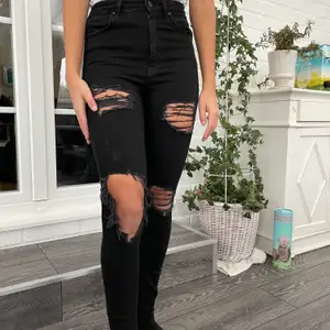 Svarta ripped skinny jeans från Gina tricot
