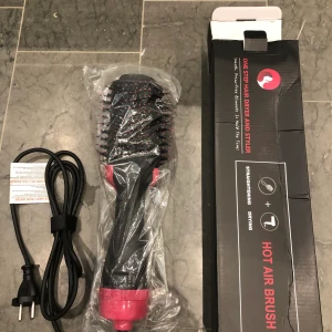 Revlon hårfön - Säljer en helt nu hårfön då jag beställde två och inte kan skicka tillbaka den! Den är aldrig använd och är slutsåld nästan över allt! ❤️ Köptes för 799 säljer för 500 ink frakt!