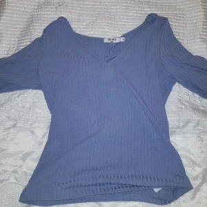 Fin tröja i blå färg! - Nyskick och aldrig använd. Väldigt fin färg och passform!
